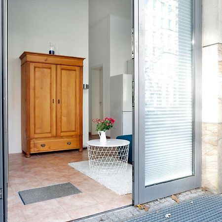 Swine By Rockchair Apartments L Superhost Status L Cozy Family & Business Flair In City Center "Mitte" Modern Studio Boxspringbed Welcomes You! 베를린 외부 사진